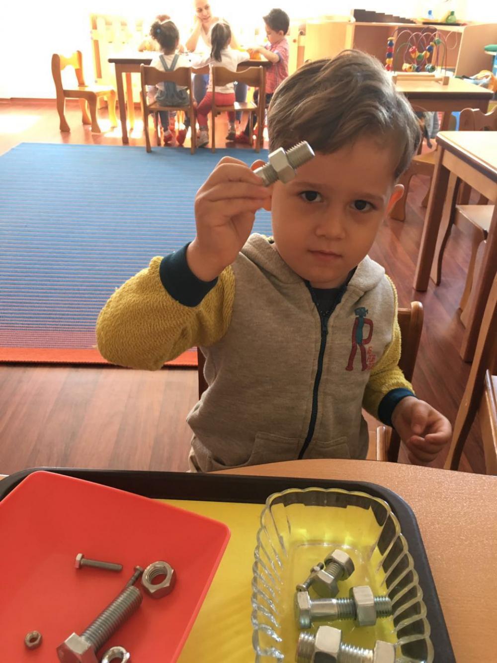 Montessori materyaliyle çalışan öğrenci