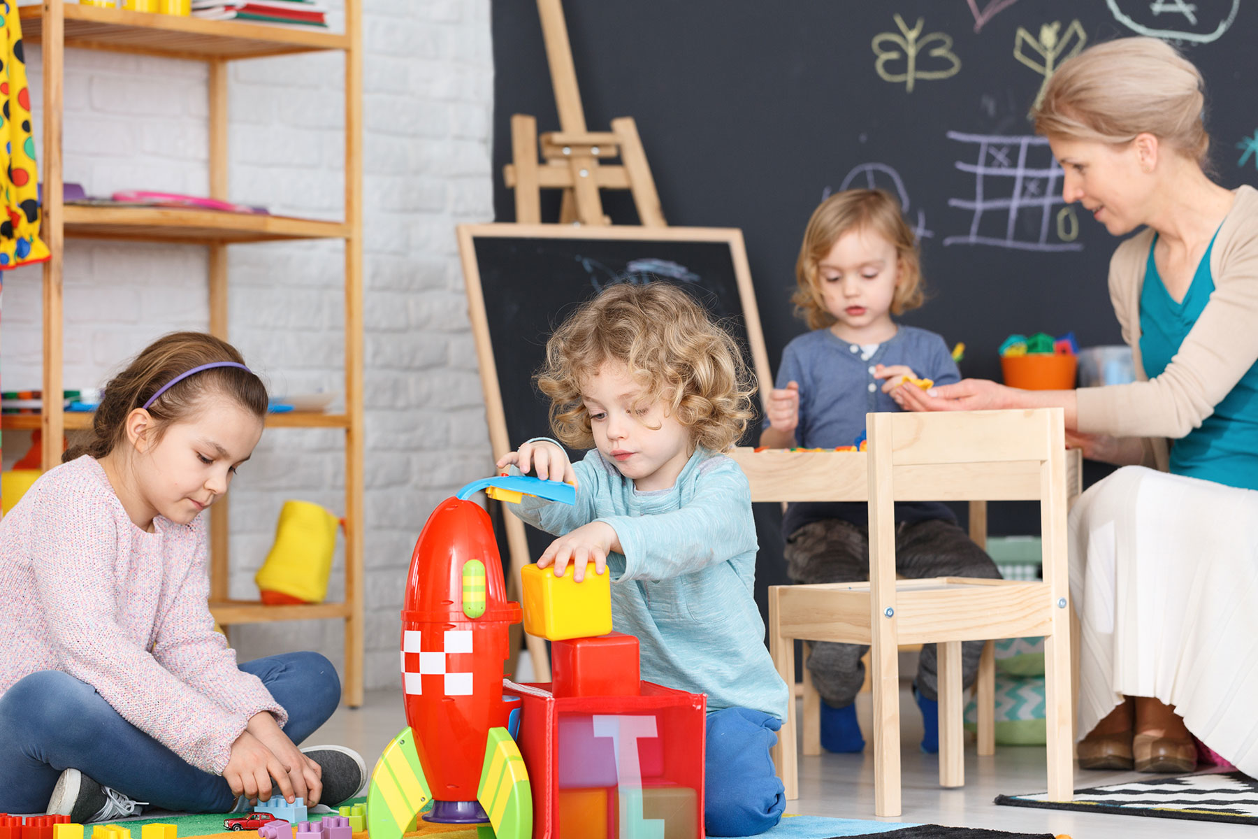 Montessori sınıfında çalışan çocuklar